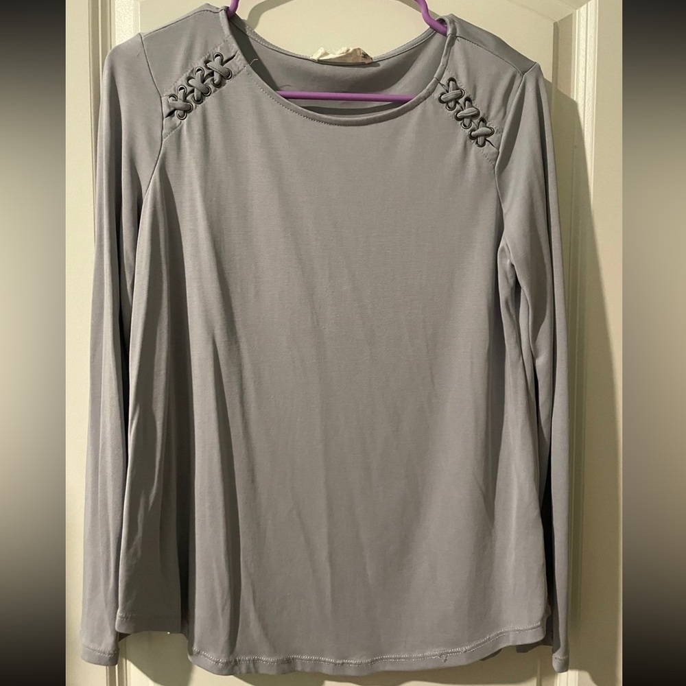 Pink republic long sleeve gray top
Size medium
